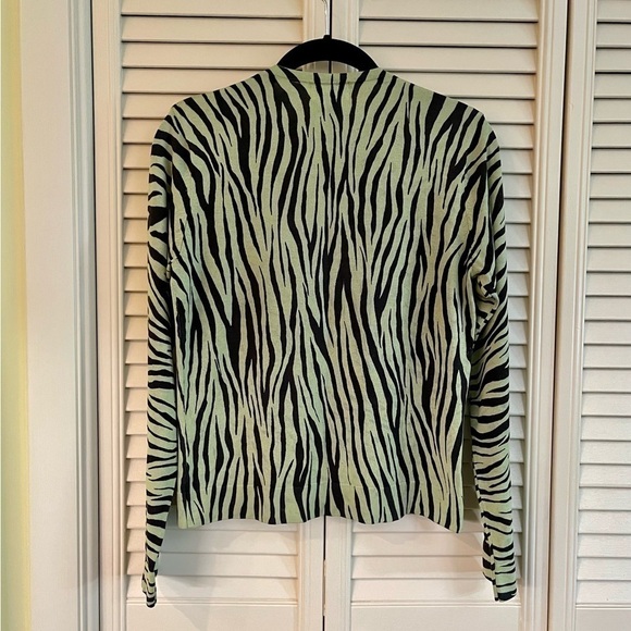 CITY SILK, LIGHTWEIGHT, BUTTON DOWN SWEATER. SIZE S. - Picture 2 of 4